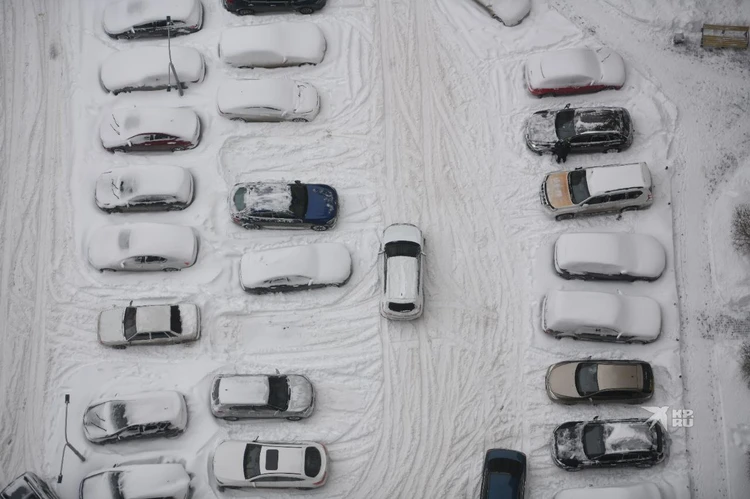 СМИ нашли кадры с последствиями сильного снегопада в Екатеринбурге