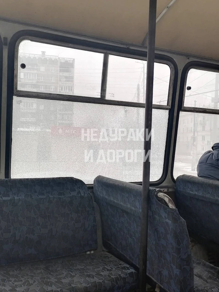 В Челябинске неизвестный обстрелял автобус с пассажирами