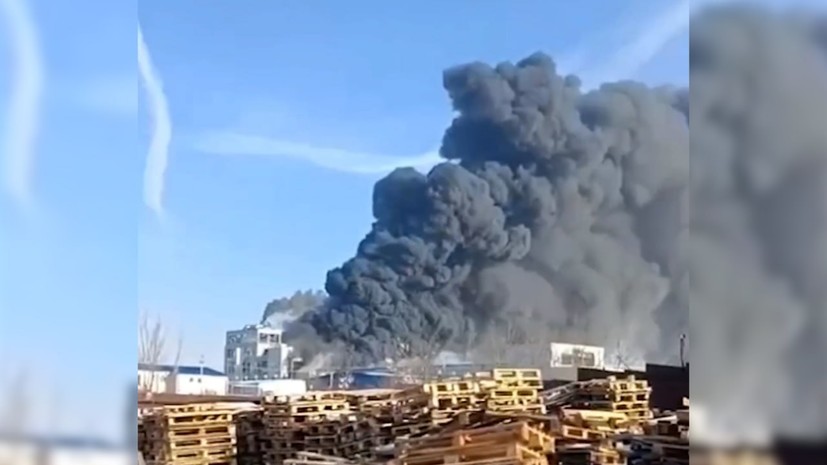 При пожаре на Шахтинском полиэфирном заводе пострадал как минимум один человек