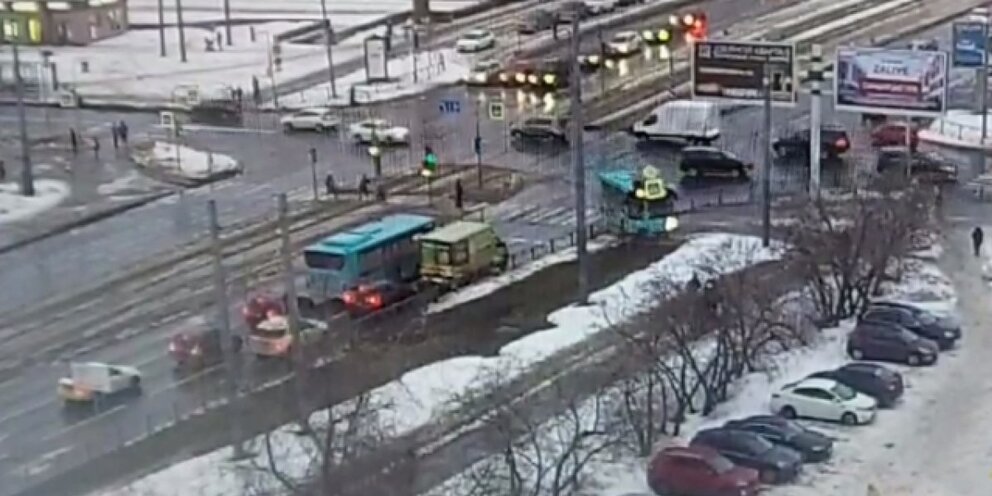 Водитель автобуса, сбивший людей на тротуаре в Петербурге, уснул за рулём