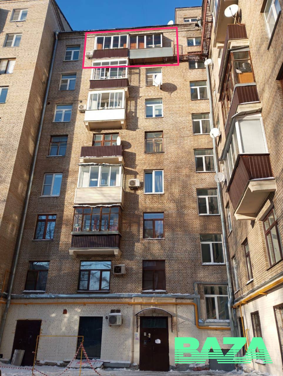 В Москве на полуторагодовалую малышку упала наледь с крыши