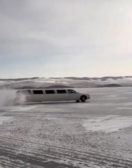 Бывший мэр Иркутска Кондрашов устроил дрифт на лимузине на льду Байкала