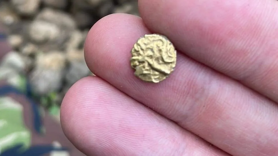 BBC: редкую кельтскую монету, найденную на поле, продали за 510 тысяч рублей