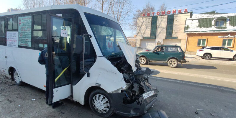 Пять человек пострадали в ДТП с участием маршрутки и грузовика в Новосибирске
