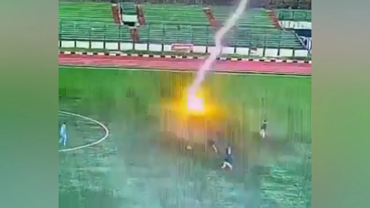 Футболиста убило молнией во время матча в Индонезии