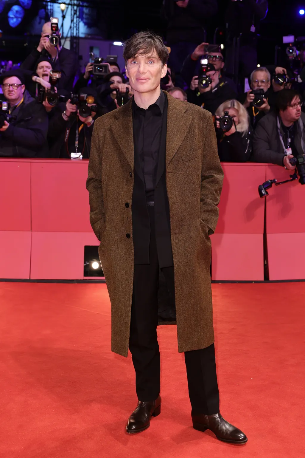 Deadline: Киллиан Мерфи пришел на Берлинский кинофестиваль в строгом пальто