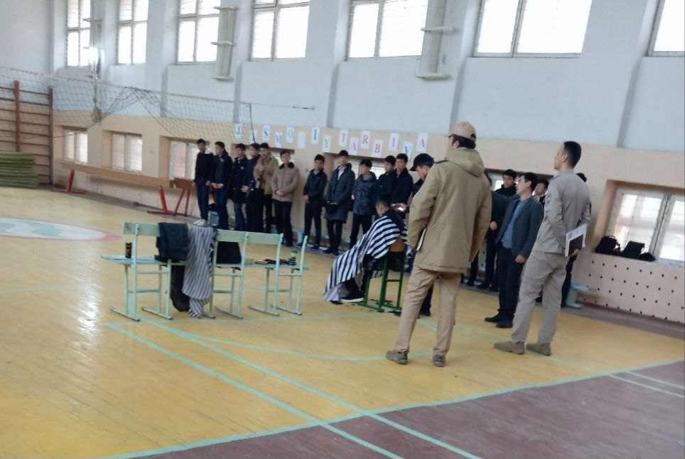 В Узбекистане учеников школы собрали в спортивном зале и массово постригли