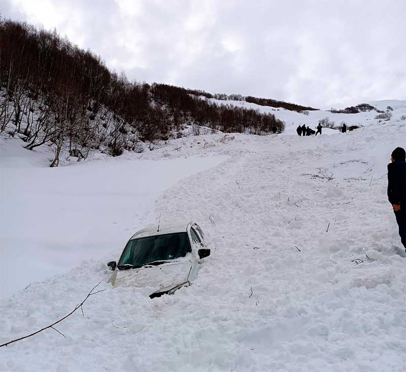 Мощная лавина в Дагестане снесла и утопила в снегу машины