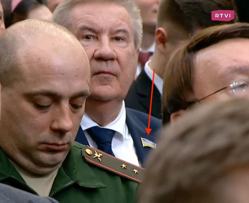 Стало известно, почему «флаг Украины» был на значке у слушавшего послание Путина