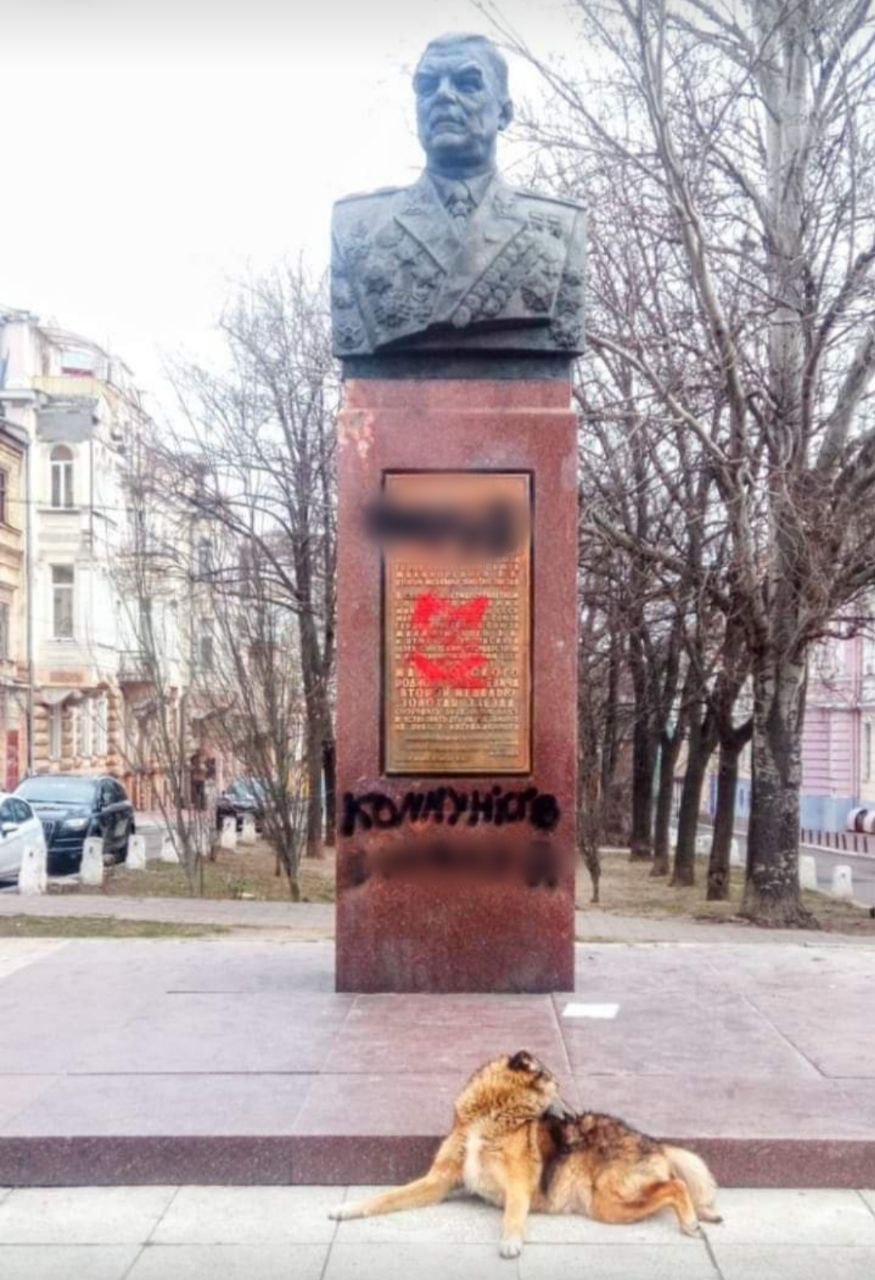 Памятник советскому военачальнику Родиону Малиновскому в Одессе снова осквернили