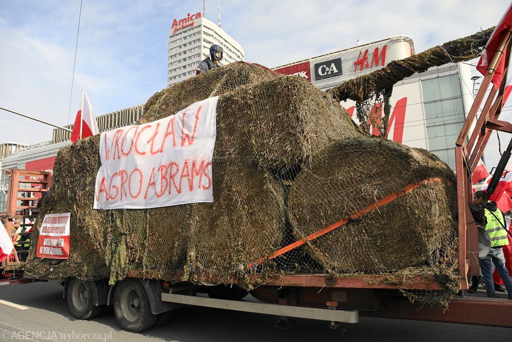 Gazeta.pl: польские фермеры привезли танк Abrams из сена на акцию протеста
