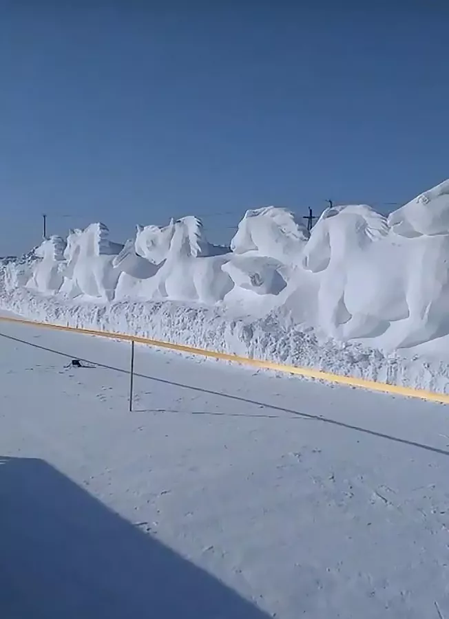 Якутский мастер Скрябин вылепил из снега табун лошадей длиной более 50 метров