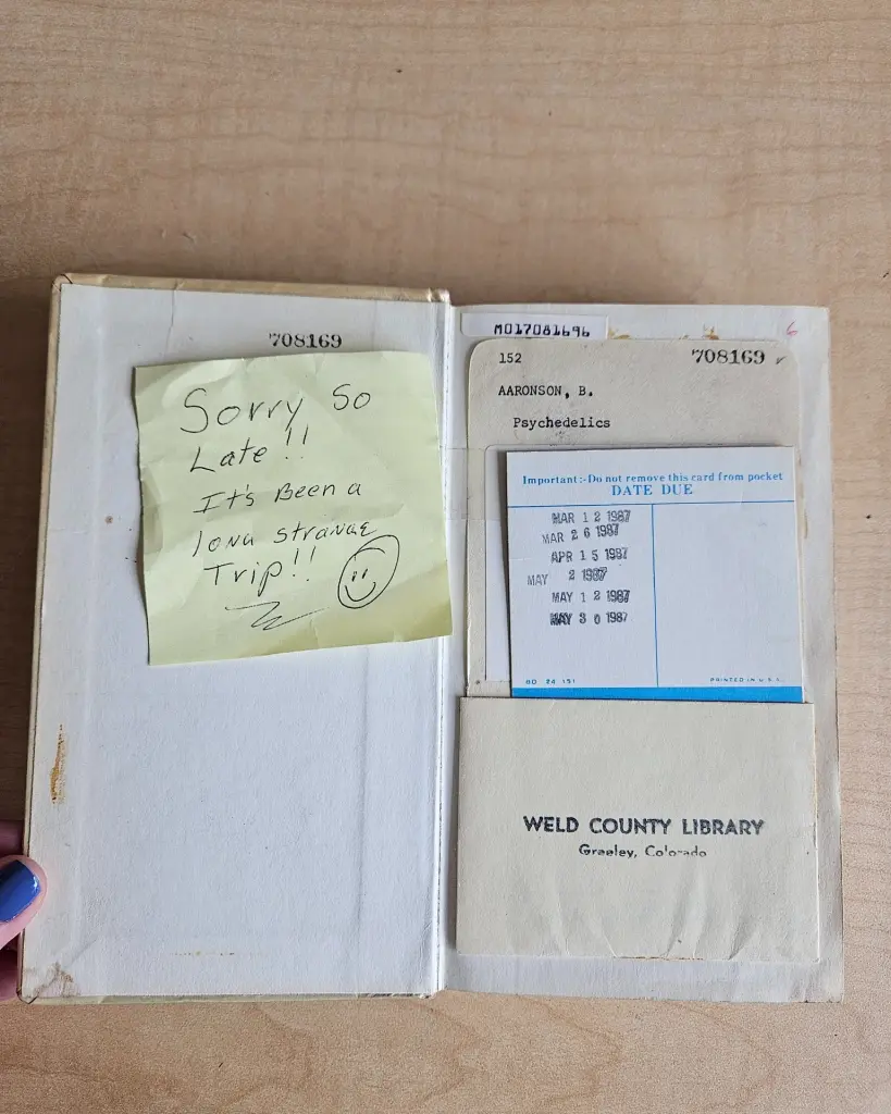 В США через 37 лет вернули в библиотеку книгу «Психоделики» со странной запиской