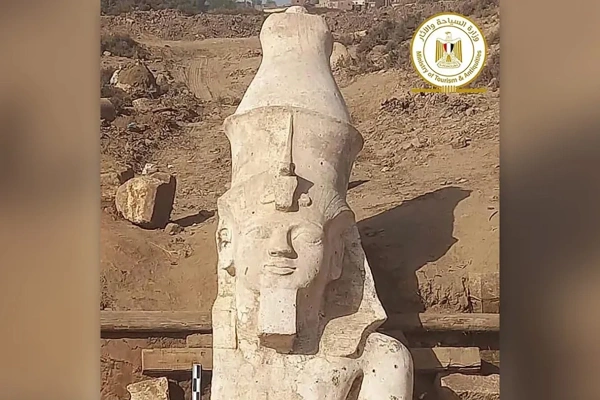 Археологи провели раскопки и нашли верхнюю часть статуи фараона Рамсеса II