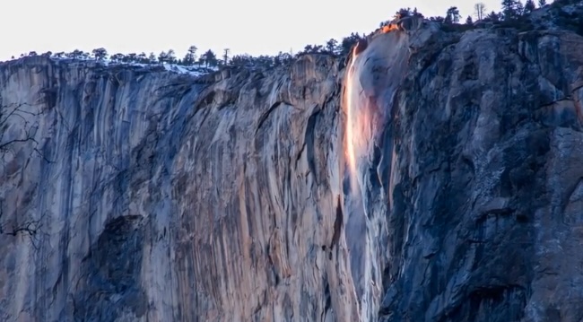 UPI: В США из-за редкого природного явления водопад превратился в «огнепад»