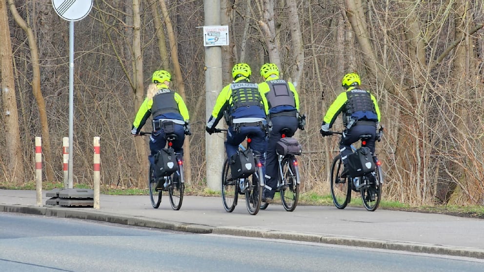 Bild: полицейские охраняют черемшу от воров в лесу Лейпцига