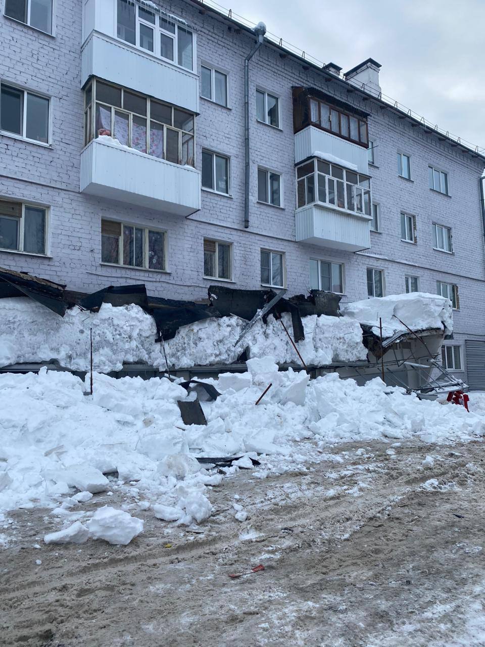 Крыша козырька магазина обвалилась в Казани: под завалами могут быть люди