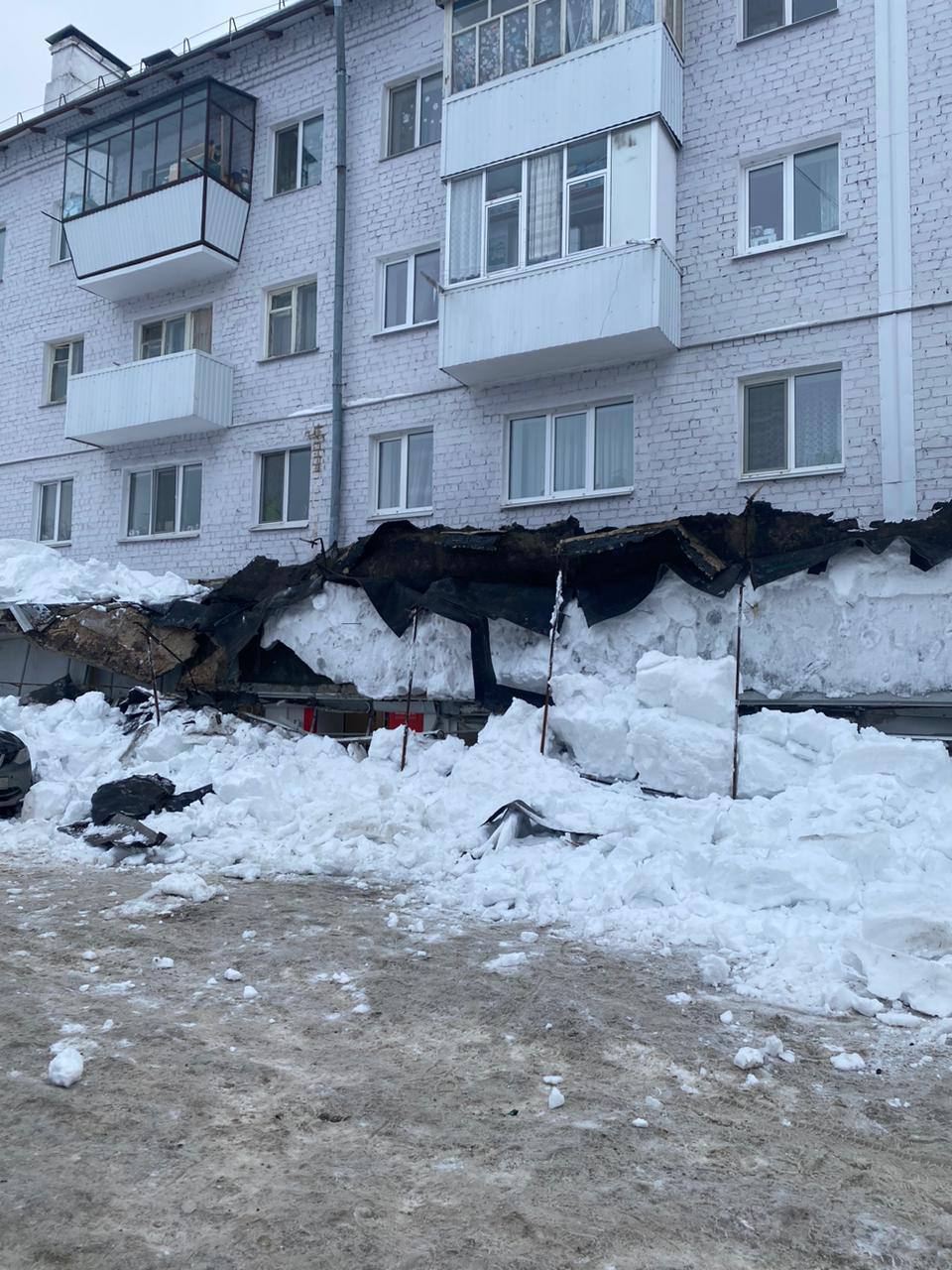 Крыша козырька магазина обвалилась в Казани: под завалами могут быть люди