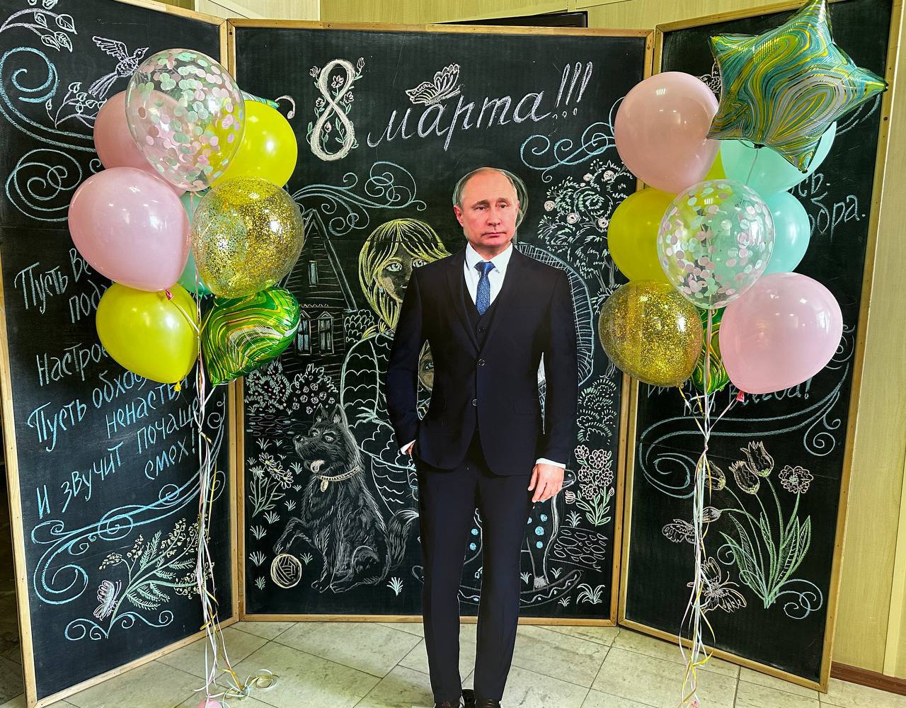 Жители Ельца требуют провести проверку из-за картонного Путина в фотозоне мэрии