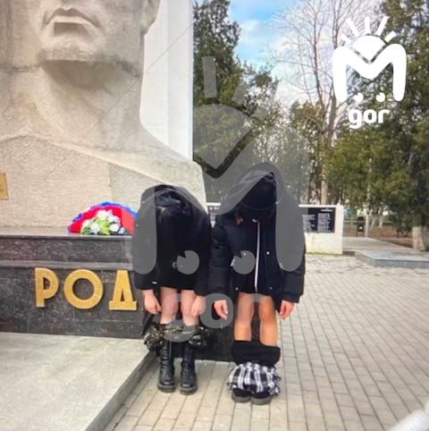 Mash: в КБР две школьницы сняли штаны у монумента защитникам Родины