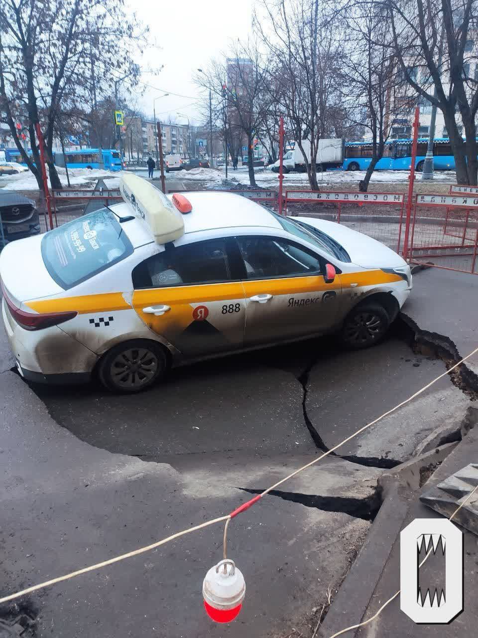 В Гольяново под автомобилем такси провалился асфальт