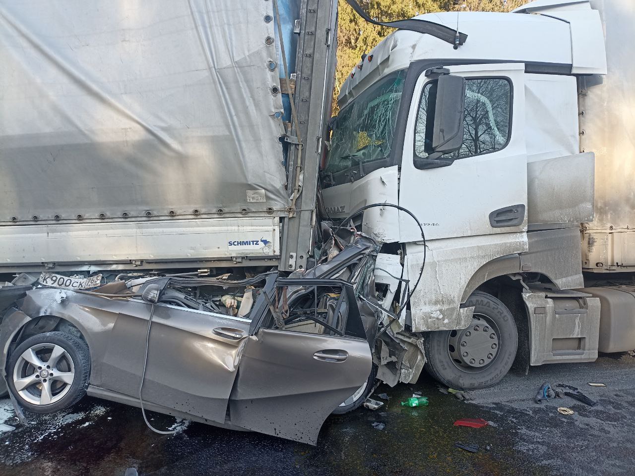 Иномарку раздавило между двумя грузовиками на шоссе в Калужской области