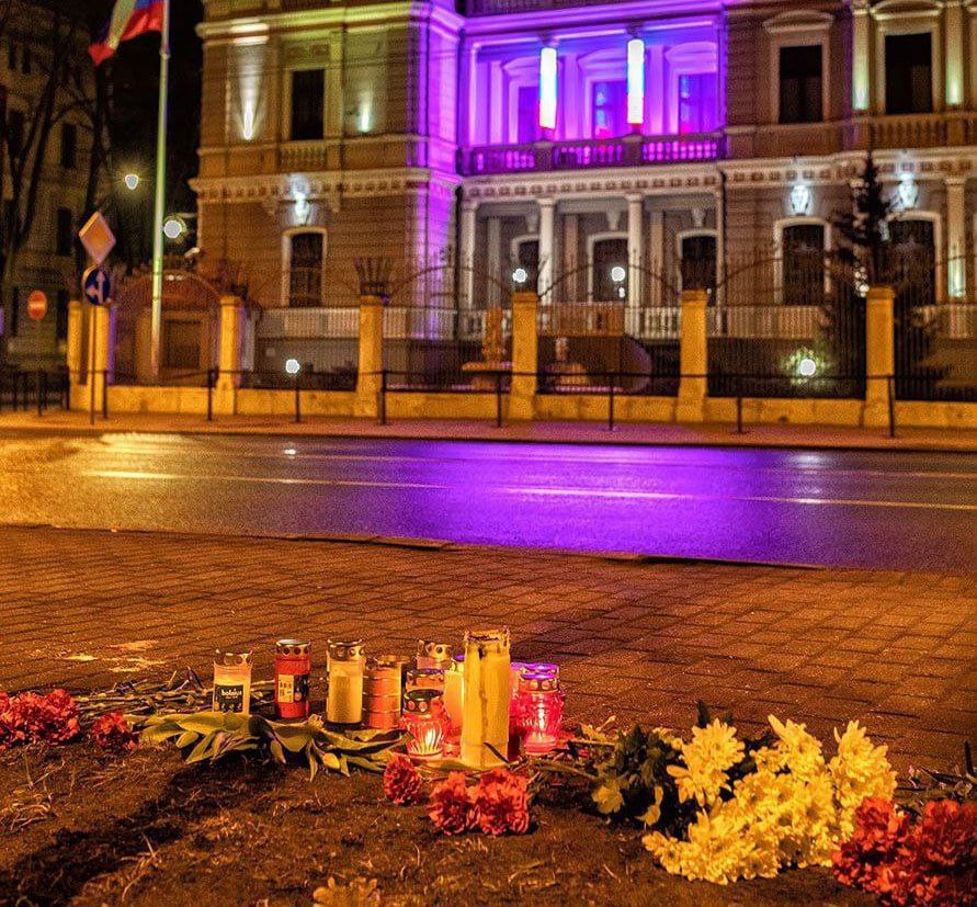 В Риге полицейские запретили нести цветы в память о погибших к посольству России