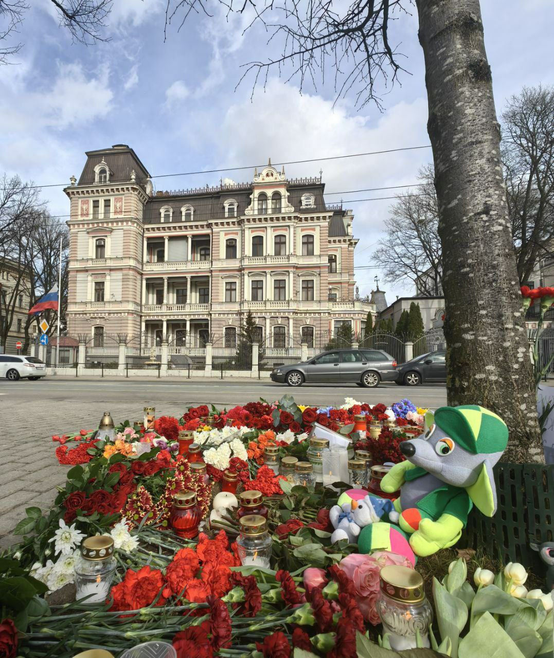 Латвийская полиция запрещает рижанам приносить цветы к зданию посольства РФ