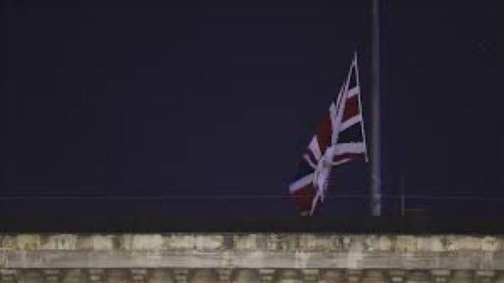 The News: над Букингемским дворцом приспущен государственный флаг
