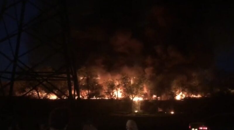 Пожар произошел на рынке в Астрахани