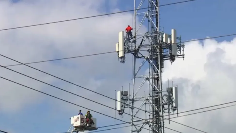 NBC Miami: В США мужчина залез на 45-метровую вышку связи и испортил оборудование