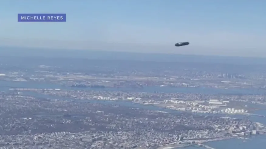 News Nation: над Нью-Йорком пассажирка лайнера увидела НЛО в форме цилиндра