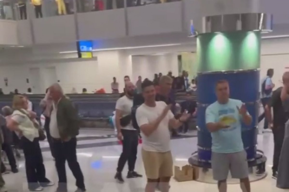 Российские туристы в аэропорту Дубая устроили бунт