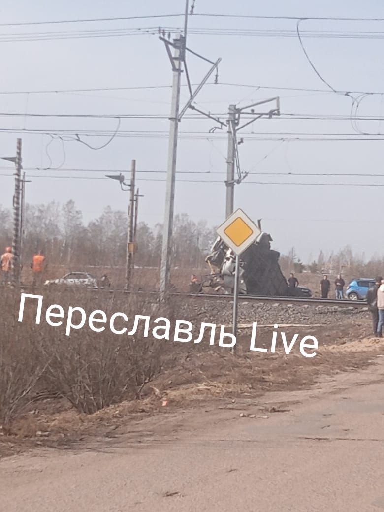 Автобус столкнулся со скорым поездом в Ярославской области: 7 человек погибли