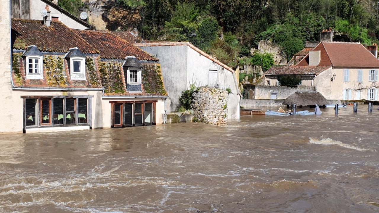 Ряд французских департаментов страдают из-за наводнений