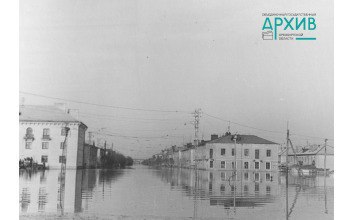 Вода в реке Урал в Орске во время наводнения 1957 года поднималась до 988 см