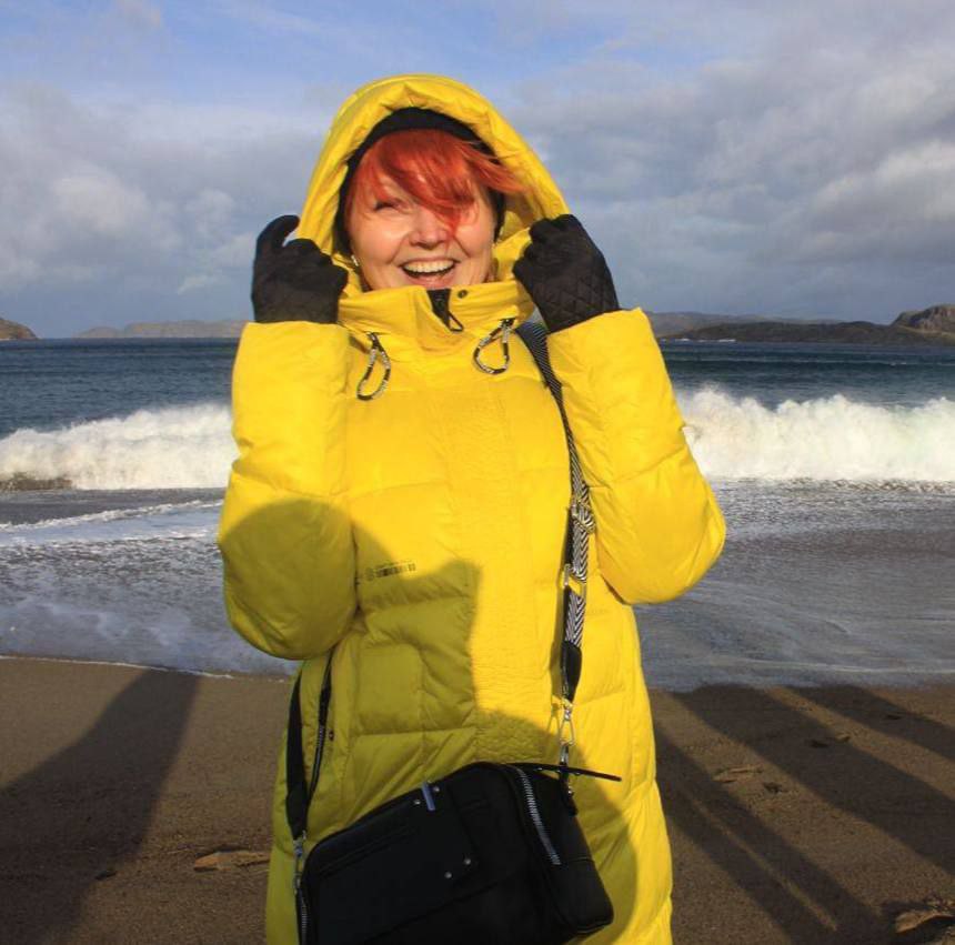 Жёлтая куртка и синее небо: в Вологодской области на женщину написали донос
