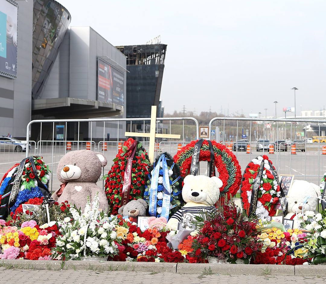 Мемориал жертвам теракта в "Крокус сити холле" остается действующим