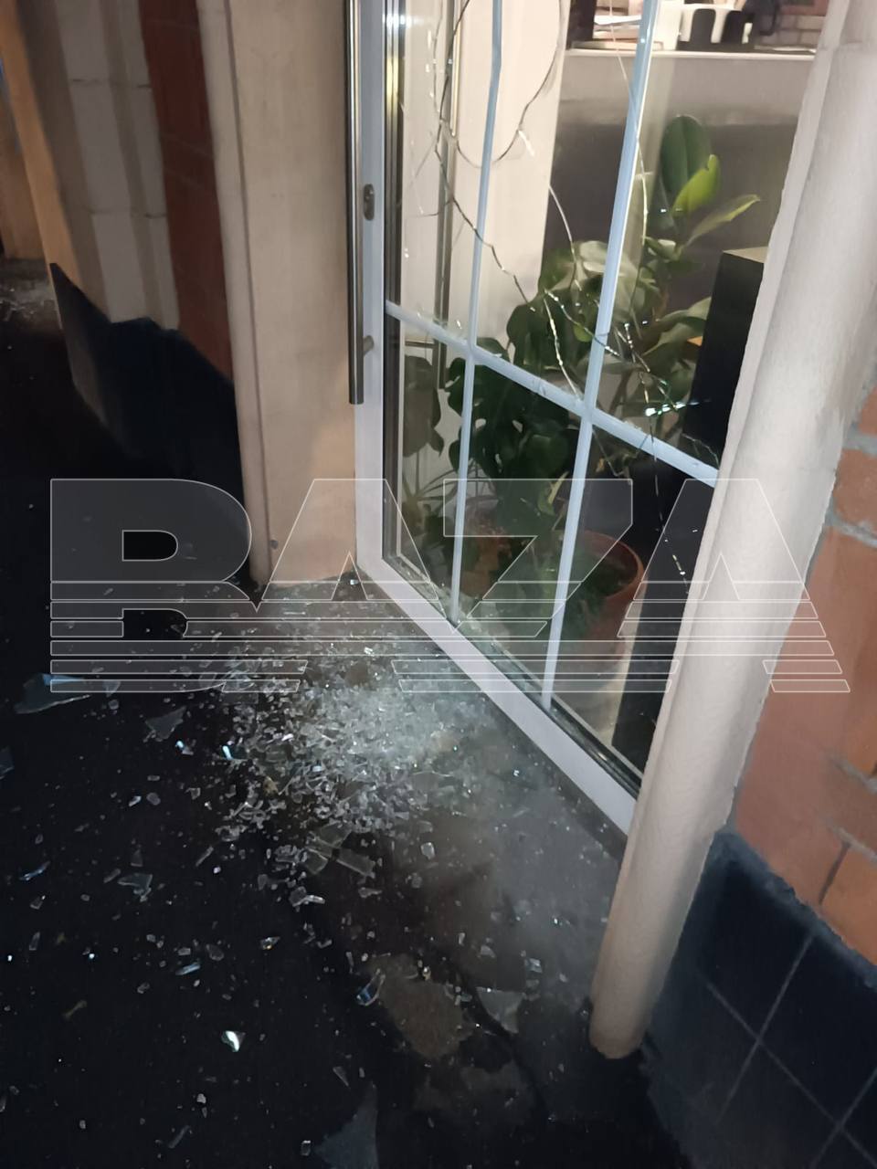 BAZA: Уборщица из Нальчика разнесла молотком окна московской пиццерии