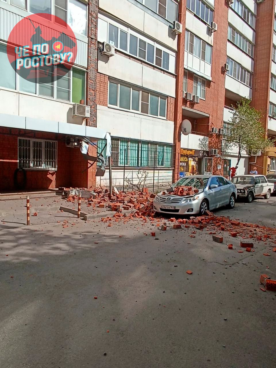 В Ростове у многоэтажного здания обвалилась часть фасада