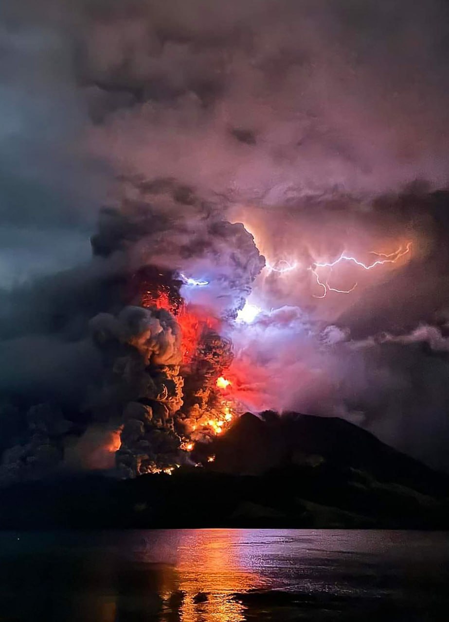 NYT: В Индонезии произошло извержение вулкана Руанг