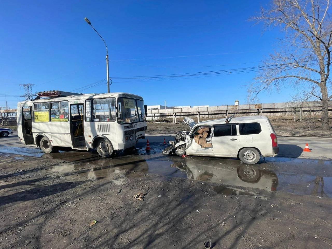 В Новосибирске столкнулись Тойота и пассажирский автобус: двое пострадавших
