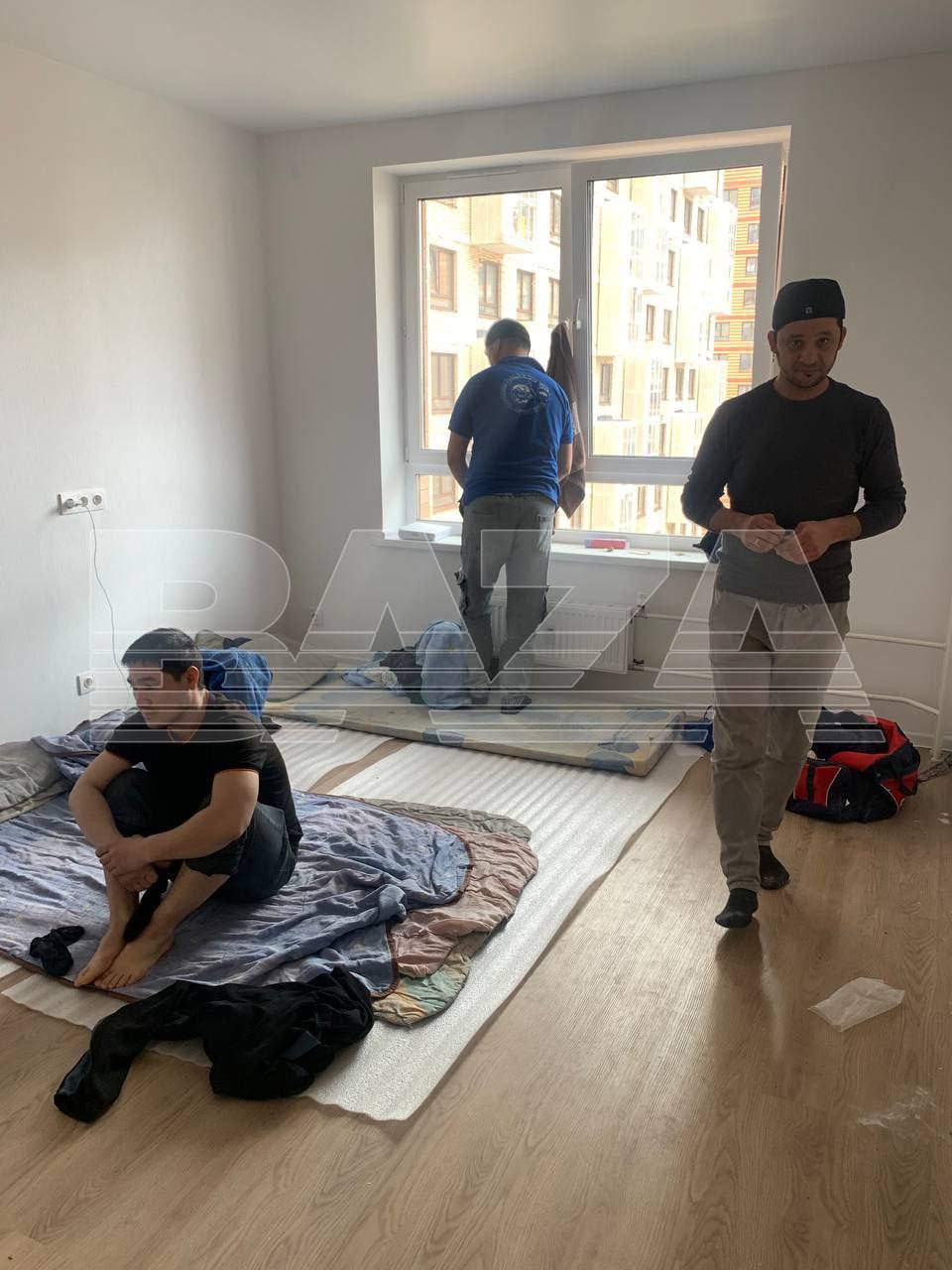 Мигранты-рабочие, занятые на стройке ЖК «Алхимово», живут в чужих квартирах