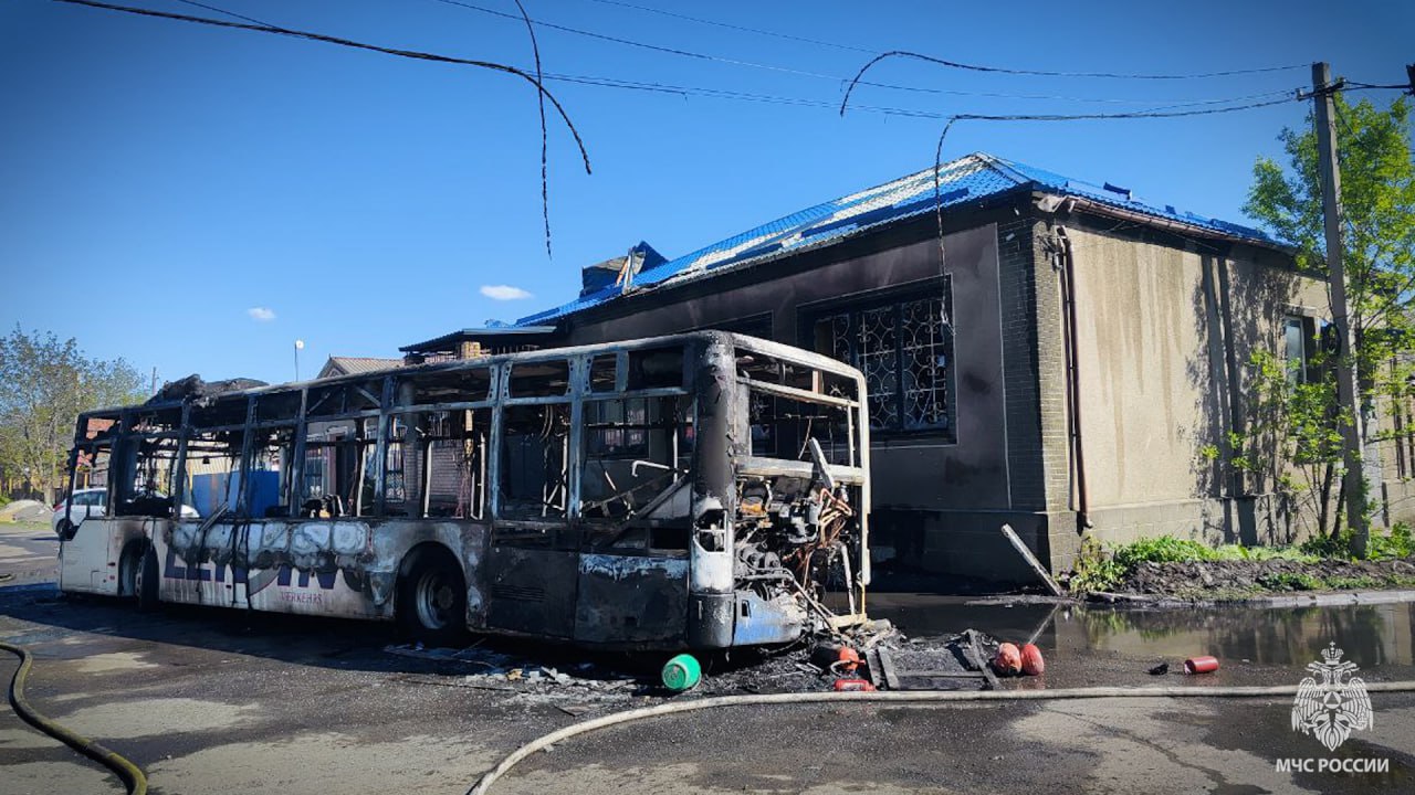 В ЛНР сгорели автобус и закрытый магазин на остановке