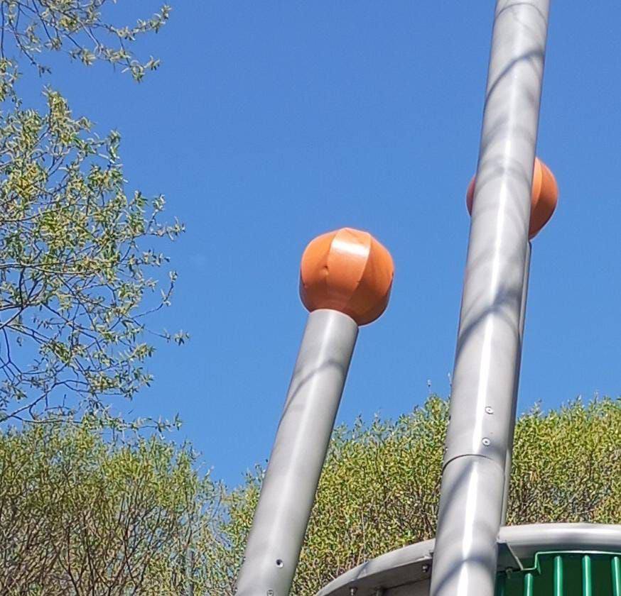 В Москве подросток чуть не убил двоих детей, сбросив на них большой шар